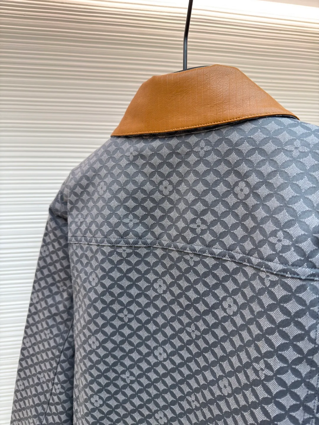 LOUIS VUITTON Nigo co-branded ribbed belted work jacket ●Original version: purchased and developed by 31009 ●Item number: 1681206-C00 ●Fabric: ribbed fabric ●Technology: jacquard production ●Color: gray ●Version: fitted version ●Weight: about 930 grams ●Size: S-M-L-XL ●Description: Based on the Dandy Monogram from the 2025 autumn and winter show Jacquard creates voluminous texture. The leather patch is the finishing touch and one of the studded patch pockets, and the quilted lining makes it a chic choice that spans all seasons. Can be paired with the same style for a casual look. The overall wiring is straight and delicate, the fabric is comfortable and soft, and the color is consistent without color difference. It can be matched with the same style to create a fashionable look and control various occasions. Customized accessories, complete with three standards, same style for men and women!